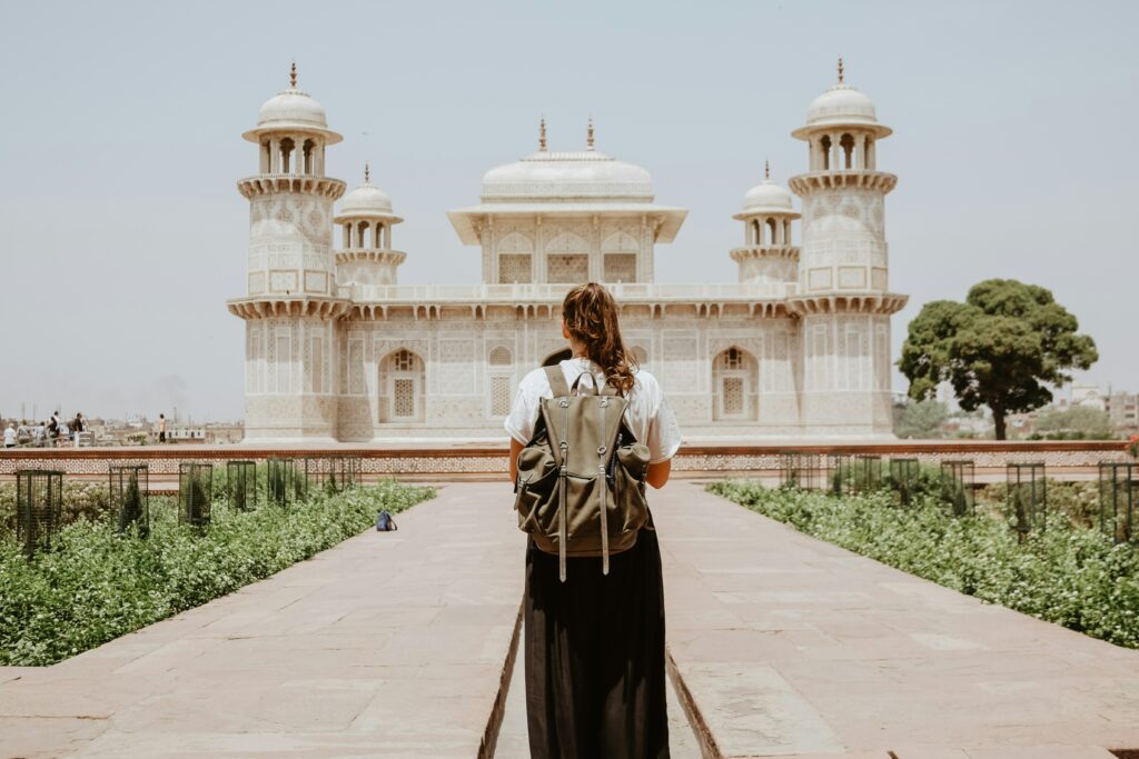 femme avec sac à dos en Inde