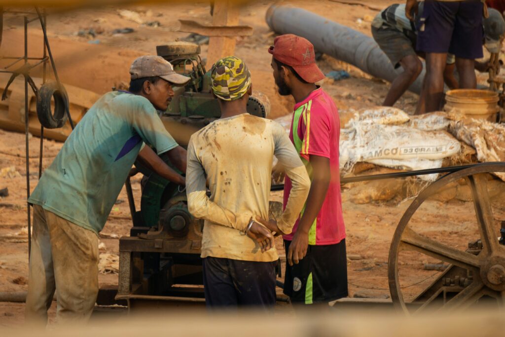 Discussion entre trois indiens